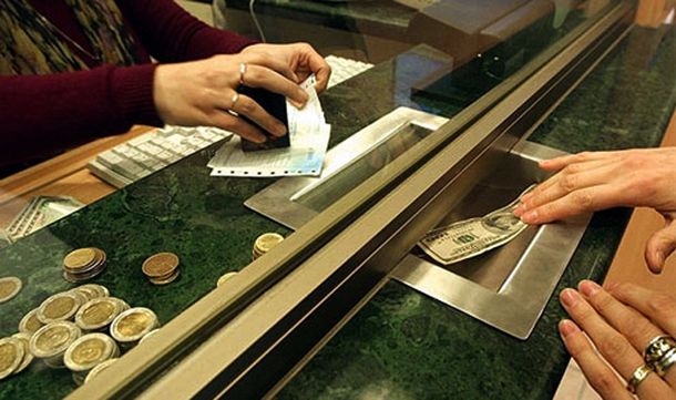 El dólar oficial cerró 4,59 y el negro se negocia en torno a los 6,45 pesos