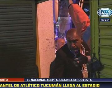 Luis Juez llegando a estadio con el plantel de Atlético Tucumán