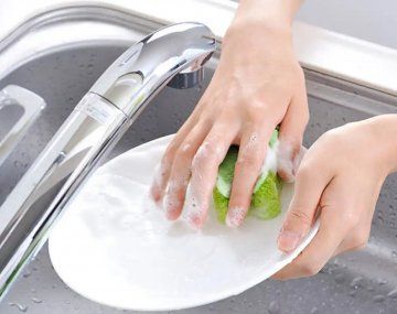  El truco casero para lavar los platos dejándolos impecables