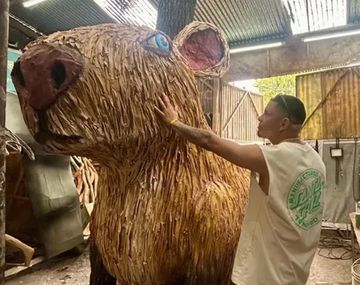 Homenaje a Kim Gómez en La Plata: suman un carpincho gigante a la quema de muñecos