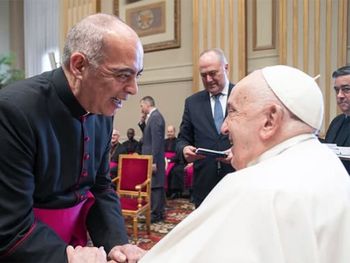 Monseñor Guillermo Karcher junto al papa Francisco.