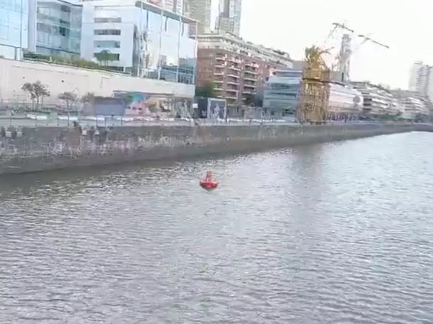 Encontraron sin vida al hombre que se tiró del Puente de la Mujer en Puerto Madero