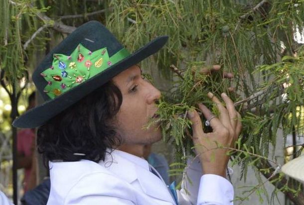 Lo hizo por una buena causa: un peruano se casó con un árbol en México