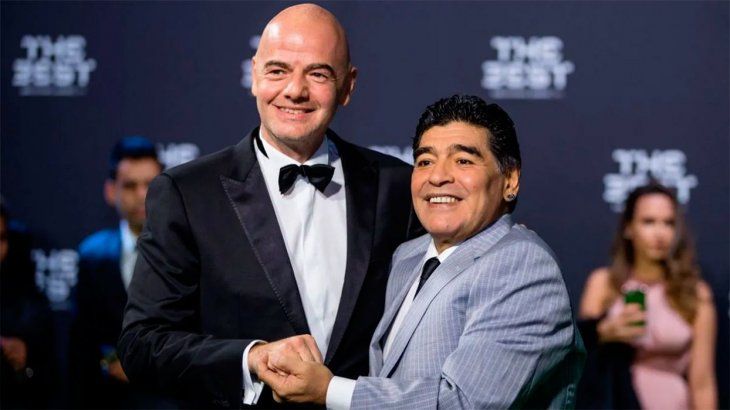 Gianni Infantino junto a Diego Maradona
