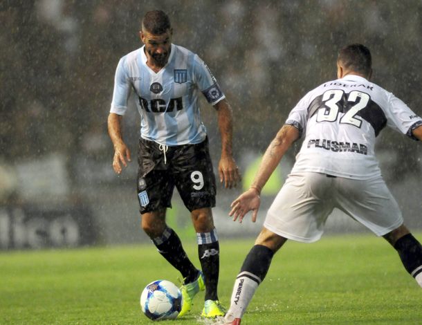 Lisandro López encara a Ramiro Cabrera bajo una lluvia torrencial