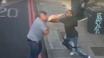 Terrible pelea callejera en Inglaterra entre un camionero y un conductor que hacía malas maniobras Terrible pelea callejera en Inglaterra entre un camionero y un conductor que hacía malas maniobras