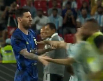 Locura por el 10: dos mujeres invadieron el campo de juego para abrazar a Messi