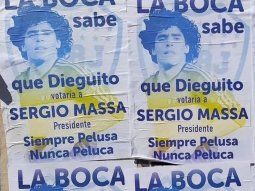 Los afiches callejeros que aseguran que Maradona votaría a Massa