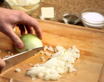 El limón y el agua, los aliados para no llorar cuando se corta una cebolla
