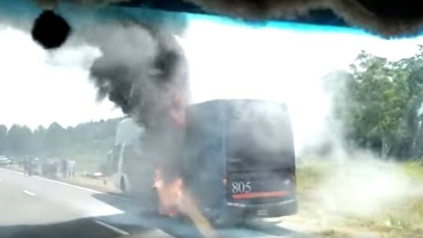 Un micro se prendió fuego en la ruta 14 de Corrientes