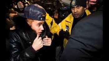 demoraron el avion privado de justin bieber porque tenia olor a marihuana demoraron el avion privado de justin bieber porque tenia olor a marihuana