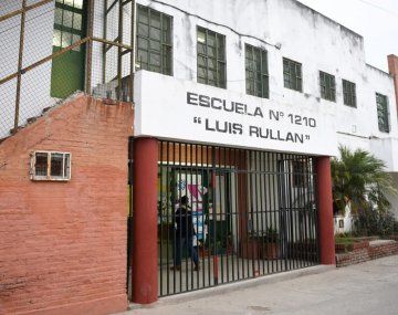 Denuncian que un hombre manoseó a estudiantes de 12 años mientras daba una clase contra el bullying