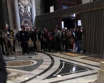 Interrumpieron una misa del Papa porque se cayó parte del techo de San Pedro
