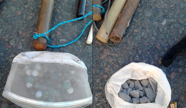 Secuestraron palos y piedras