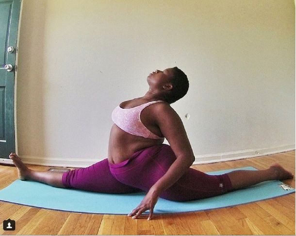 Una profesora de yoga XXL muestra que la disciplina es para todos