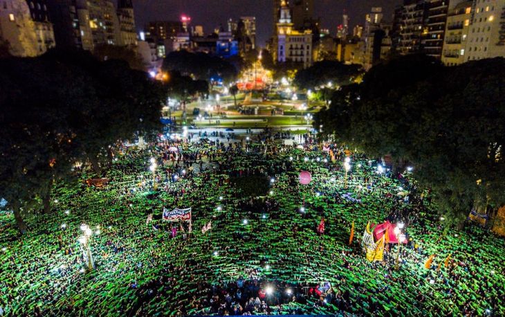Una gran multitud se manifestó en la marcha #NiUnaMenos frente al Congreso. (foto @PrensaObrera)