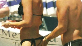 asi se le pone el bronceador a una top model asi se le pone el bronceador a una top model