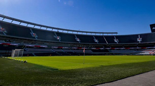 Superclásico en el Monumental: el clima acompaña y le baja el tono a la polémica por la cancha