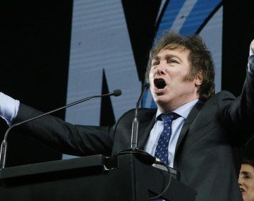 Agua por asfalto: la delirante propuesta de un candidato de Milei que implica a Arabia