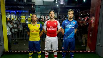 la espectacular presentacion de la camiseta del arsenal la espectacular presentacion de la camiseta del arsenal