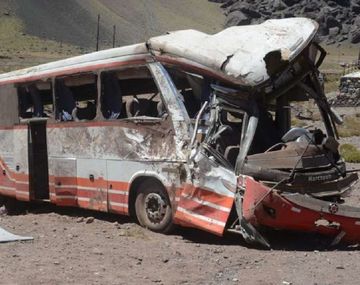 Volcó un micro en Mendoza y murieron 3 chicos - Crédito: losandes.com.ar