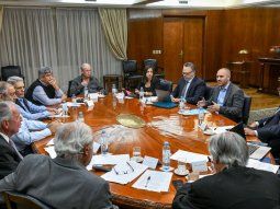 Gobierno, UIA y CGT acordaron adelantar todas las paritarias