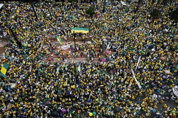 Miles de brasileños protestaron contra Rousseff en Río de Janeiro