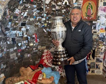 Chiqui Tapia llevó la Copa América a la Difunta Correa