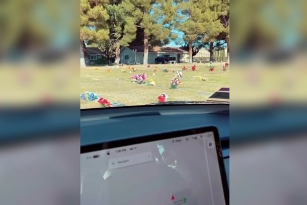 VIDEO: Un auto de Tesla frenó solo en un cementerio porque detectó un fantasma