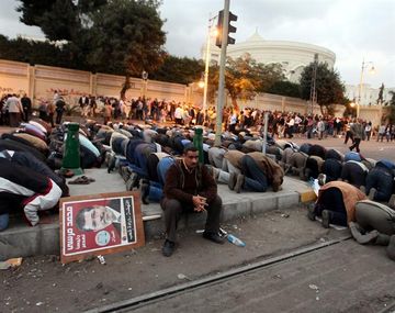 El presidente egipcio rodeó con tanques la casa de gobierno