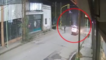 El chofer de un taxi frenó en un semáforo y de un momento al otro, le explotó el auto. El chofer de un taxi frenó en un semáforo y de un momento al otro, le explotó el auto.