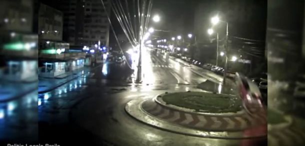 VIDEO: Venía pisteando como un campeón, se comió una rotonda y salió volando