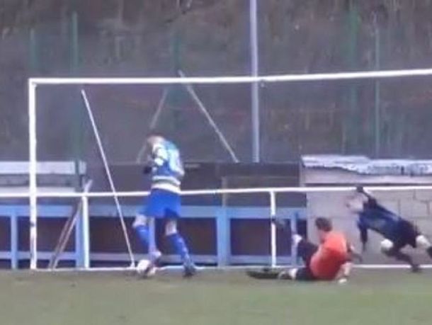 VIDEO: Erró el gol más fácil del mundo