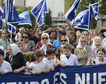 Vamos a resistir a este enemigo que es Macri