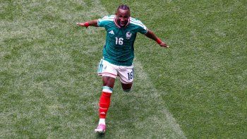 Julián Quiñones aprovechó un blooper de Sudáfrica y marcó el primer gol del Mundial 2026 Julián Quiñones aprovechó un blooper de Sudáfrica y marcó el primer gol del Mundial 2026