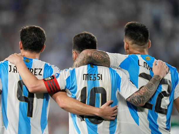 La IA eligió a los mejores 3 delanteros de la historia del fútbol argentino.