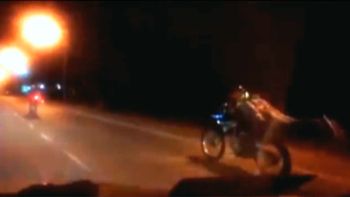 imprudencia al volante: un motociclista conduce acostado en plena ruta imprudencia al volante: un motociclista conduce acostado en plena ruta