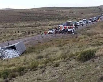 El sniestro ocurrió a tres kilómetros de La Quiaca. Por el incidente además hay varios heridos; investigan las causas del impacto.