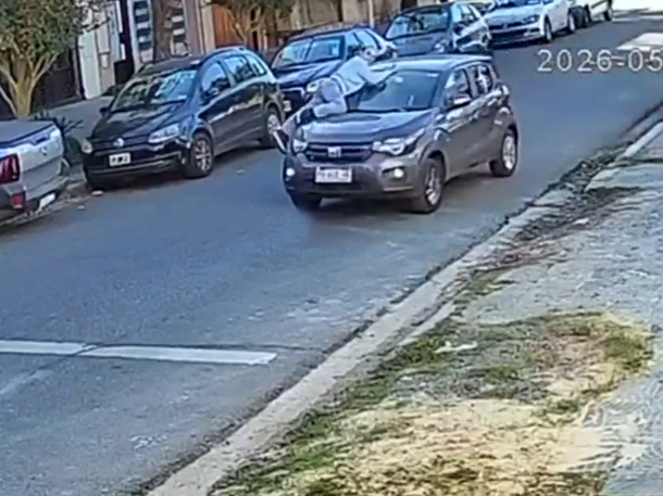 Ramos Mejía: una mujer se subió al capot de su auto para evitar que se lo roben y la arrastraron 50 metros