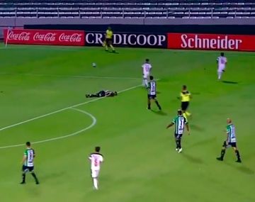 Susto en el partido de Independiente: un jugador de Villa Mitre cayó desmayado tras un golpe