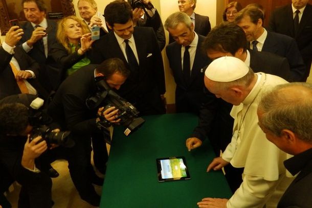Francisco plantando un olivo virtual el pasado marzo en el Vaticano