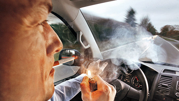 En Córdoba podrían ser multados quienes fumen mientras manejan