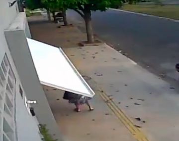 Viral: ¿qué pasó con la mujer que fue tragada por un garage?