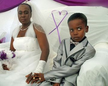 Un chico de 8 años se casa con una mujer de 61