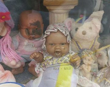 Muñeco bebé llora en una tumba