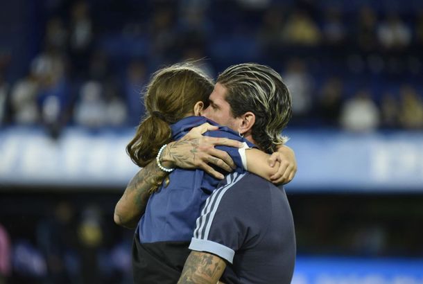 El momento más tierno: la hija de Rodrigo De Paul ingresó a la Bombonera con Leandro Paredes y su papá