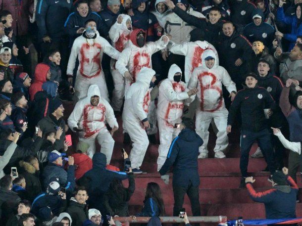 La cargada de los hinchas de San Lorenzo a Huracán en la previa del partido ante Independiente Medellín