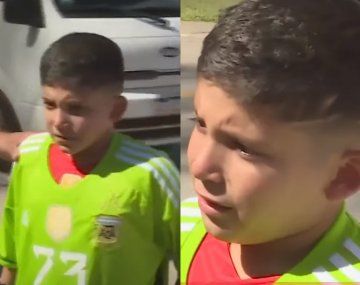 Emoción total: Dibu Martínez recibió a un nene y le dio consejos para atajar