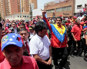 Maduro firmó su primer decreto como presidente encargado