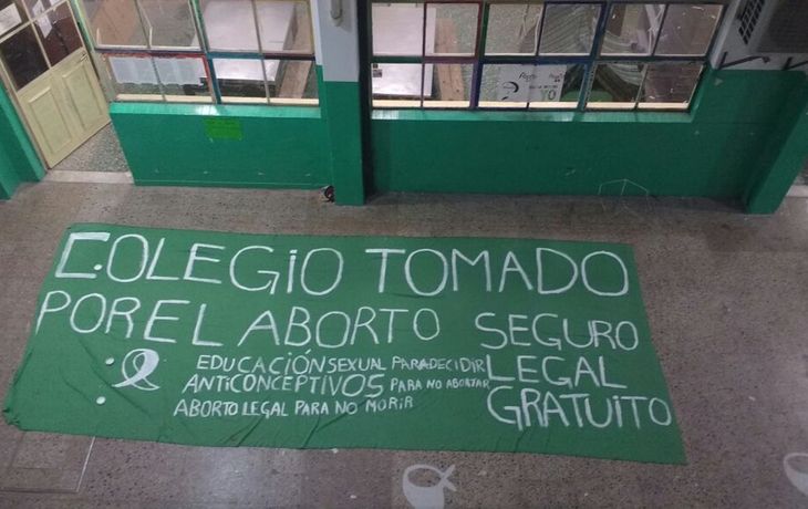 Estudiantes toman facultades y escuelas en apoyo a la legalización del aborto